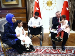 أردوغان مع أحد ضحايا الحرب السورية