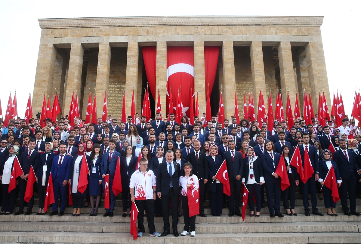 1 мая в турции. День памяти Ататюрка в Турции. Ататюрк 19 мая. День памяти Ататюрка, молодёжи и спорта. День памяти Ататюрка, молодежи и спорта в Турции.