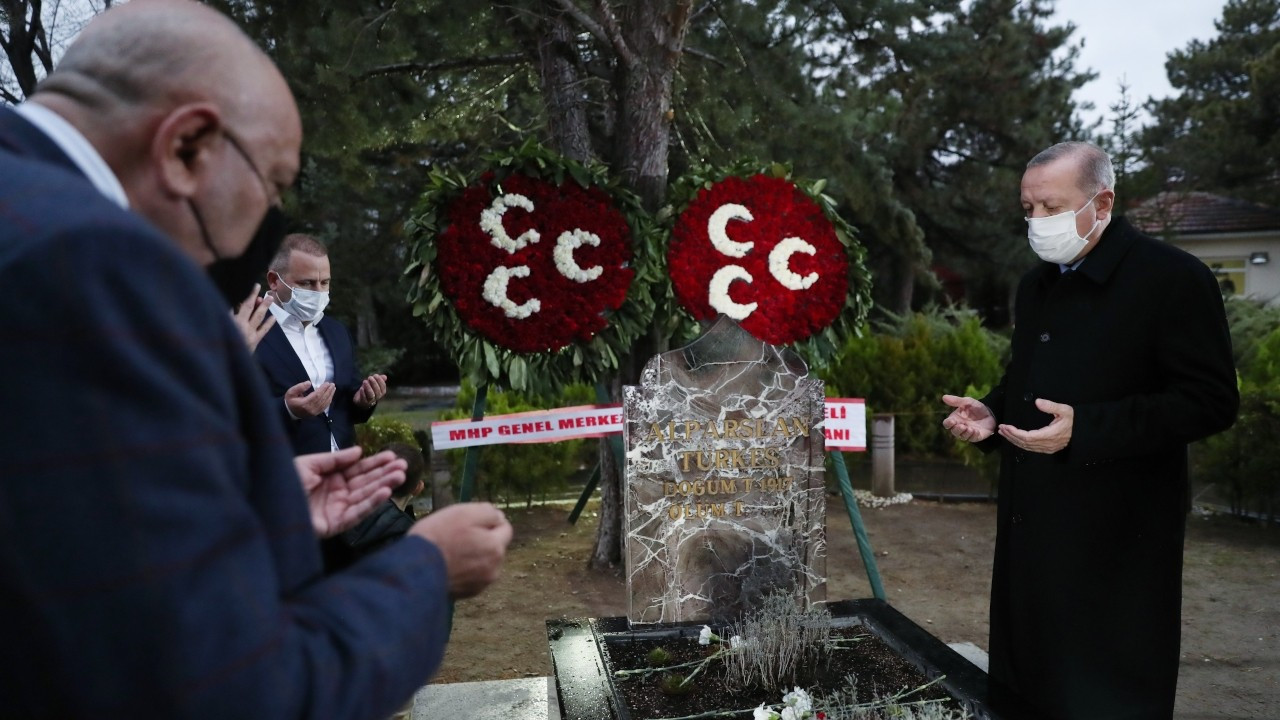 أردوغان أمام قبر توركيش