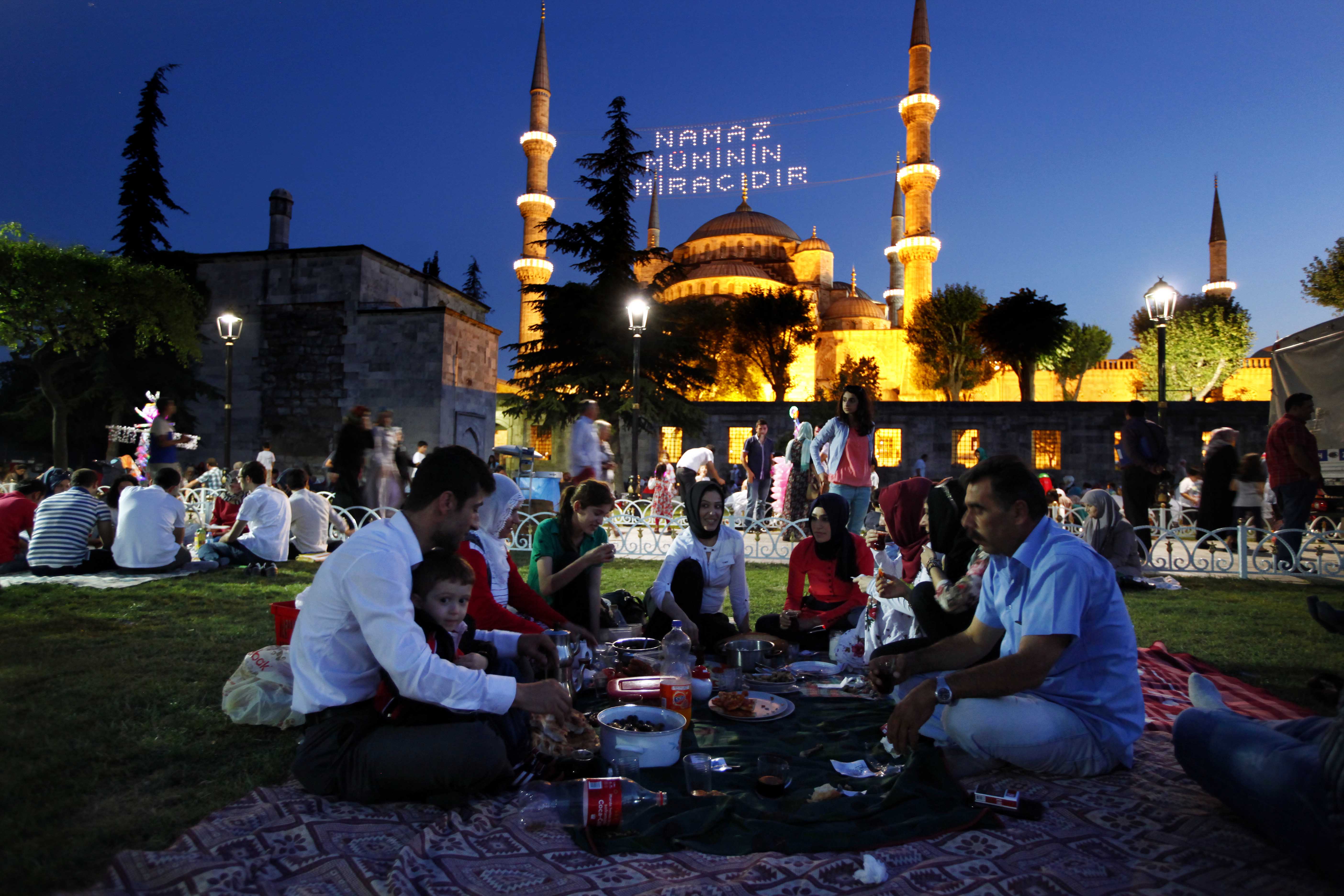 Закат на уразу. Рамазан байрам в Турции. Ифтар в Стамбуле. Шакер байрами праздник в Турции. Турция национальные праздники Рамадан байрам.